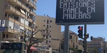 Pantallas a modo de prueba y cámaras de videovigilancia: Torremolinos aplica la Zona de Bajas Emisiones