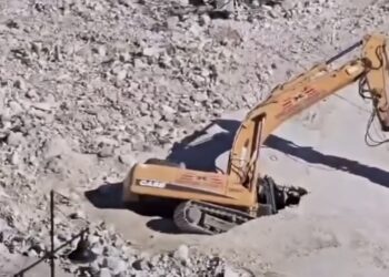 Una excavadora se hunde en las obras de Mercacentro de Fuengirola pero no provoca heridos