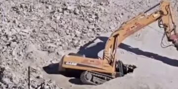 Una excavadora se hunde en las obras de Mercacentro de Fuengirola pero no provoca heridos