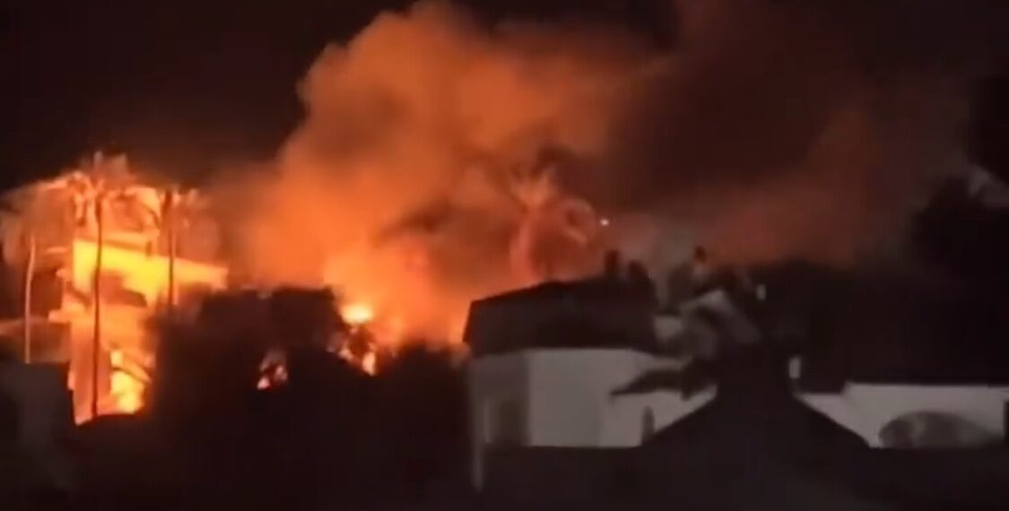 Arde una cabaña en la calle Centauro en Calahonda