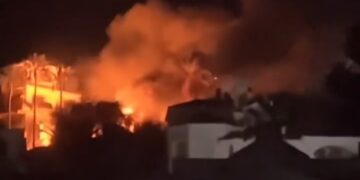 Arde una cabaña en la calle Centauro en Calahonda