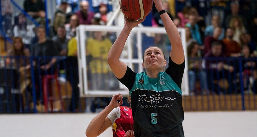 El CAB Estepona impone su ley en el Pineda