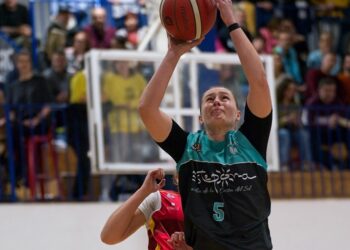 El CAB Estepona impone su ley en el Pineda