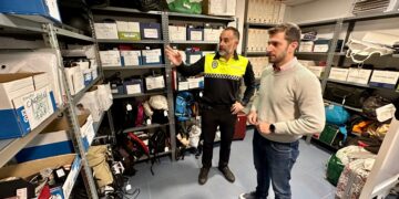 La Policía Local de Fuengirola entregó 614 objetos perdidos a sus propietarios en 2023