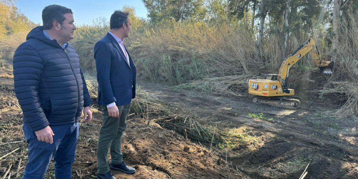 Mijas limpia más de siete kilómetros de cauces de arroyos para prevenir incendios e inundaciones