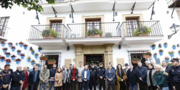 Marbella muestra  su «solidaridad y cariño» a la Guardia Civil tras la muerte de los dos agentes en Barbate