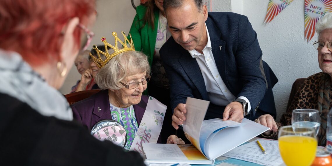 El alcalde de Benalmádena felicita a Ivy Rhodes, que pronto cumplirá 103 años, 40 de ellos, en el municipio