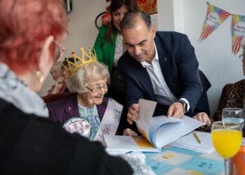 El alcalde de Benalmádena felicita a Ivy Rhodes, que pronto cumplirá 103 años, 40 de ellos, en el municipio
