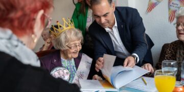 El alcalde de Benalmádena felicita a Ivy Rhodes, que pronto cumplirá 103 años, 40 de ellos, en el municipio