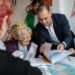 El alcalde de Benalmádena felicita a Ivy Rhodes, que pronto cumplirá 103 años, 40 de ellos, en el municipio