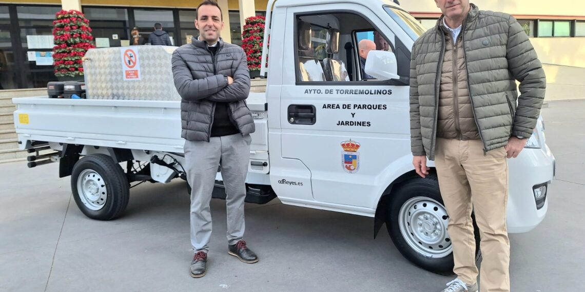 Torremolinos incorpora a su flota un vehículo multifuncional con bomba que permitirá extraer agua reciclada