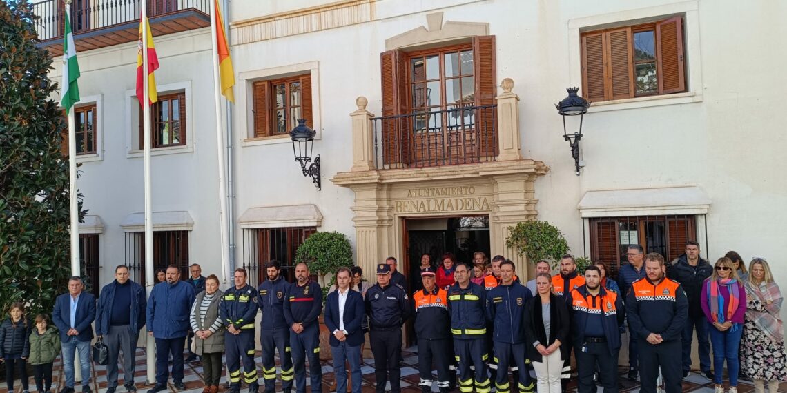 Benalmádena guarda un minuto de silencio en memoria de las personas fallecidas en el incendio de dos edificios en Valencia