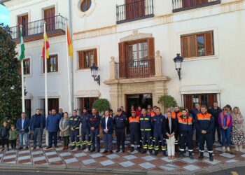 Benalmádena guarda un minuto de silencio en memoria de las personas fallecidas en el incendio de dos edificios en Valencia