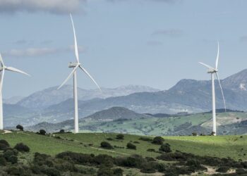 Casares se planta contra la instalación masiva y sin planificación de proyectos renovables
