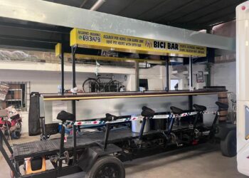 La Policía Local de Málaga inmoviliza un vehículo que se alquilaba como ciclo-bar circulando por las calles