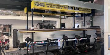 La Policía Local de Málaga inmoviliza un vehículo que se alquilaba como ciclo-bar circulando por las calles