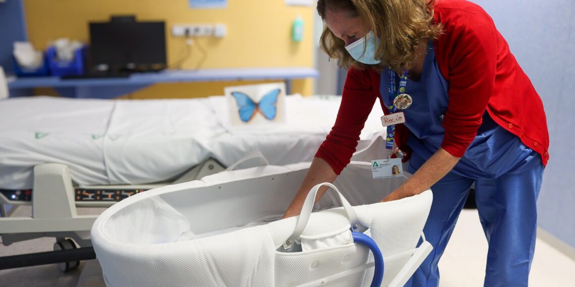 El Hospital Materno Infantil instala una cuna de abrazos para facilitar el duelo perinatal a las familias