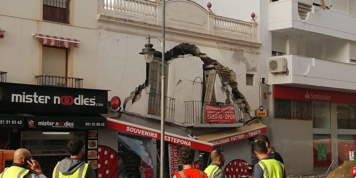 Colapsa un edificio en pleno centro de Estepona