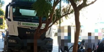 Un conductor de camión se desvanece al volante e impacta contra un árbol en Estepona