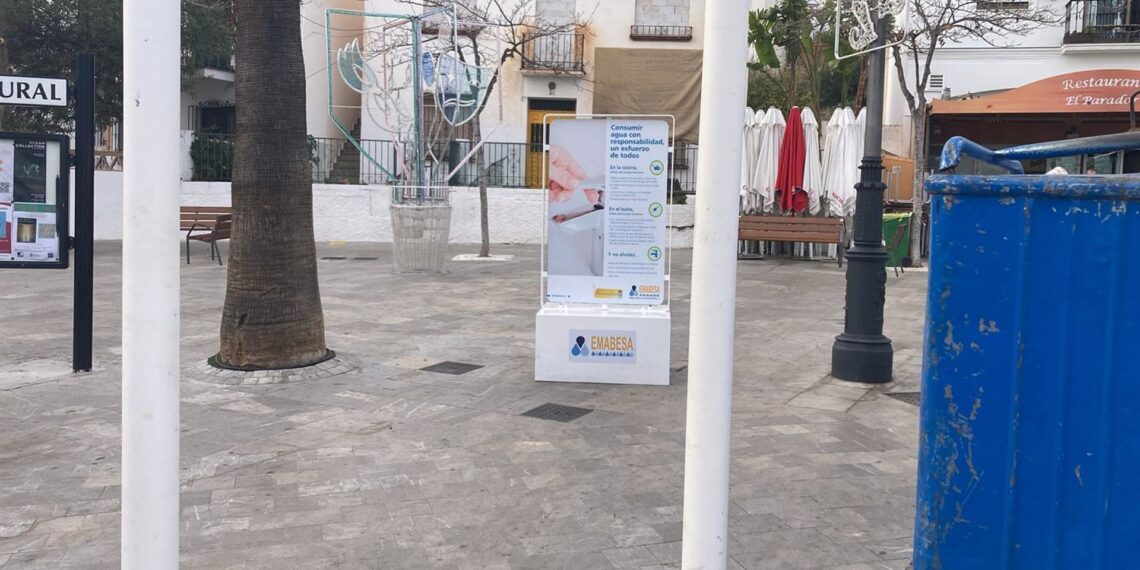 Benalmádena pide responsabilidad ante la sequía mediante paneles informativos en la vía pública