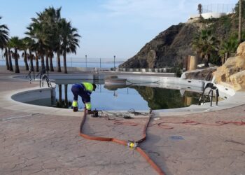 Otro hotel de Benalmádena cede el agua de su piscina al Ayuntamiento