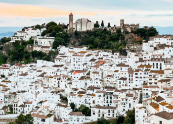 Dos pueblos costasoleños entre los más bonitos de la ‘Málaga blanca’, según National Geographic
