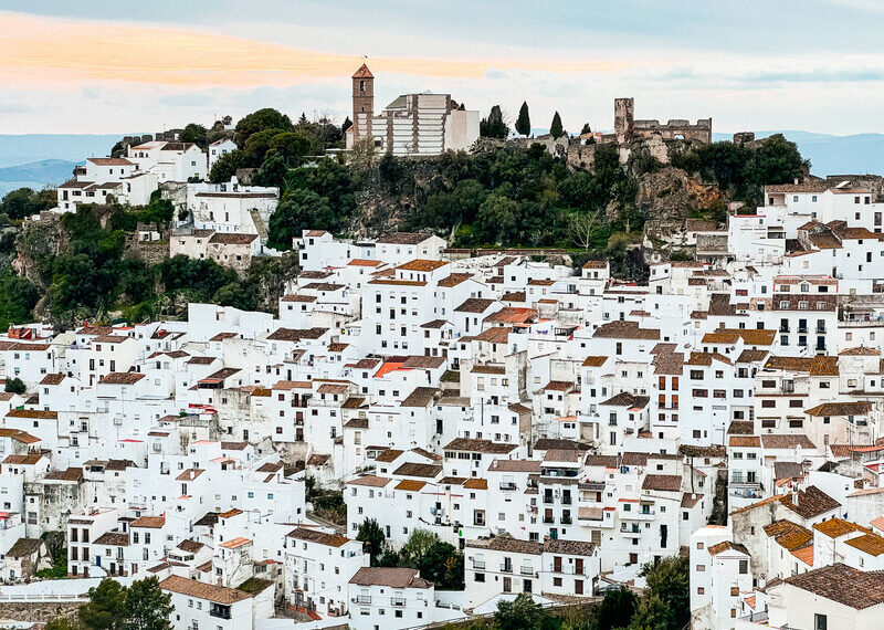 Dos pueblos costasoleños entre los más bonitos de la ‘Málaga blanca’, según National Geographic