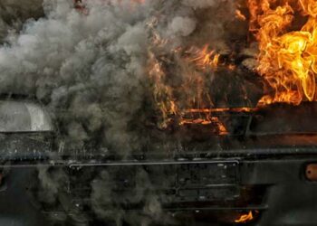 Arden nueve vehículos en un incendio en una empresa de compraventa de coches de Mijas