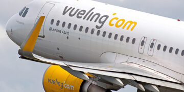 Un avión regresa al aeropuerto de Málaga tras chocar con un pájaro