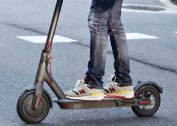 Un turismo atropella a un menor en patinete en Estepona