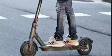 Un turismo atropella a un menor en patinete en Estepona