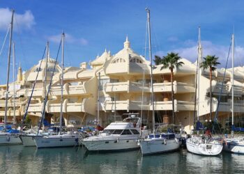 Dos heridos tras una explosión en un barco del puerto de Benalmádena