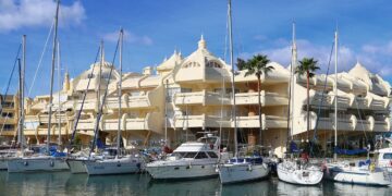 Dos heridos tras una explosión en un barco del puerto de Benalmádena