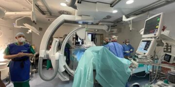 Moreno aspira a «reducir un 60%» las listas de espera quirúrgicas en Andalucía este año con un «plan de choque»