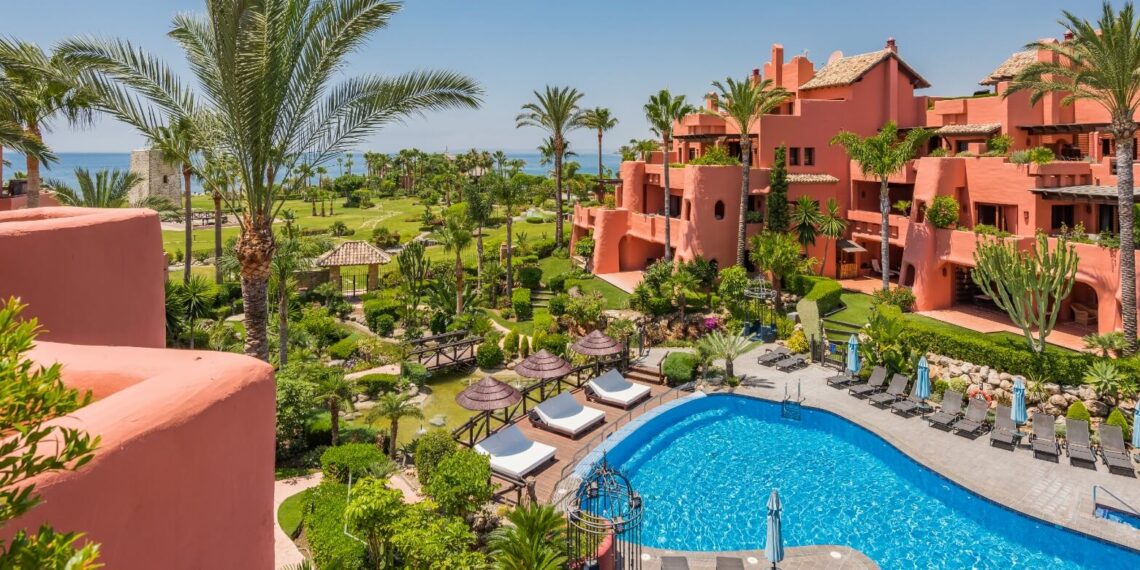 El presidente de una urbanización de Estepona se pone un sueldo de 86.700 euros