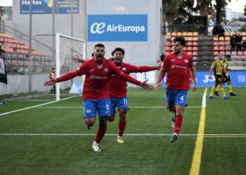 El CD Estepona ofrece su mejor cara ante el CD San Roque de Lepe