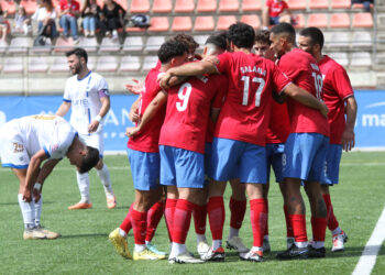 El CD Estepona alcanza tres importantes puntos ante el Vélez