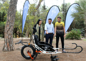 Marbella ya cuenta con una  ‘Joëlette’ la silla adaptada que permitirá participar con movilidad reducida en eventos deportivos por montaña