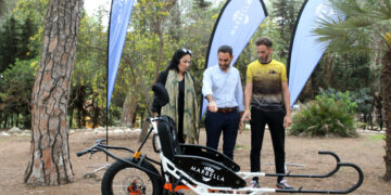 Marbella ya cuenta con una  ‘Joëlette’ la silla adaptada que permitirá participar con movilidad reducida en eventos deportivos por montaña