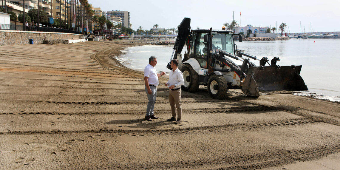Marbella aporta casi 13.000 toneladas de arena en las zonas dañadas por temporal de cara a Semana Santa