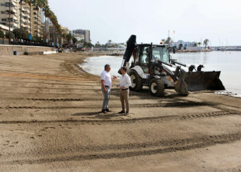 Marbella aporta casi 13.000 toneladas de arena en las zonas dañadas por temporal de cara a Semana Santa