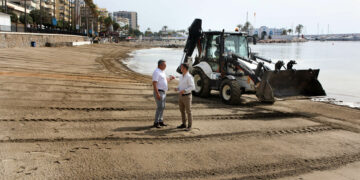 Marbella aporta casi 13.000 toneladas de arena en las zonas dañadas por temporal de cara a Semana Santa