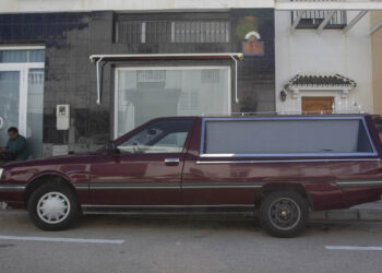 Un coche fúnebre aparcado con un ataúd vacío en Vélez-Málaga siembra la discordia en el vecindario