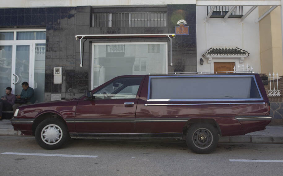 Un coche fúnebre aparcado con un ataúd vacío en Vélez-Málaga siembra la discordia en el vecindario