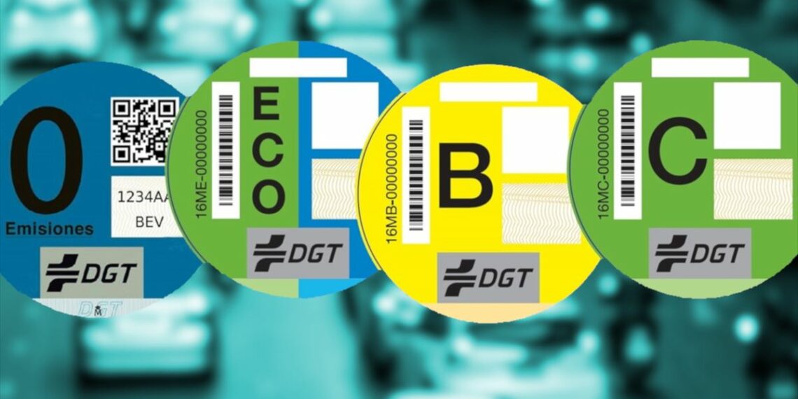 Correos vende más de 50 mil distintivos ambientales de la DGT en Málaga