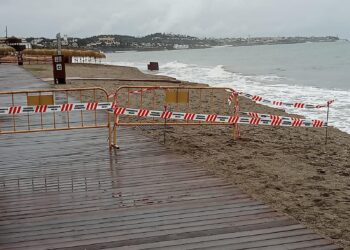 El Ayuntamiento de Mijas pide que se evite el tránsito por la senda litoral a causa del temporal