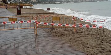 El Ayuntamiento de Mijas pide que se evite el tránsito por la senda litoral a causa del temporal