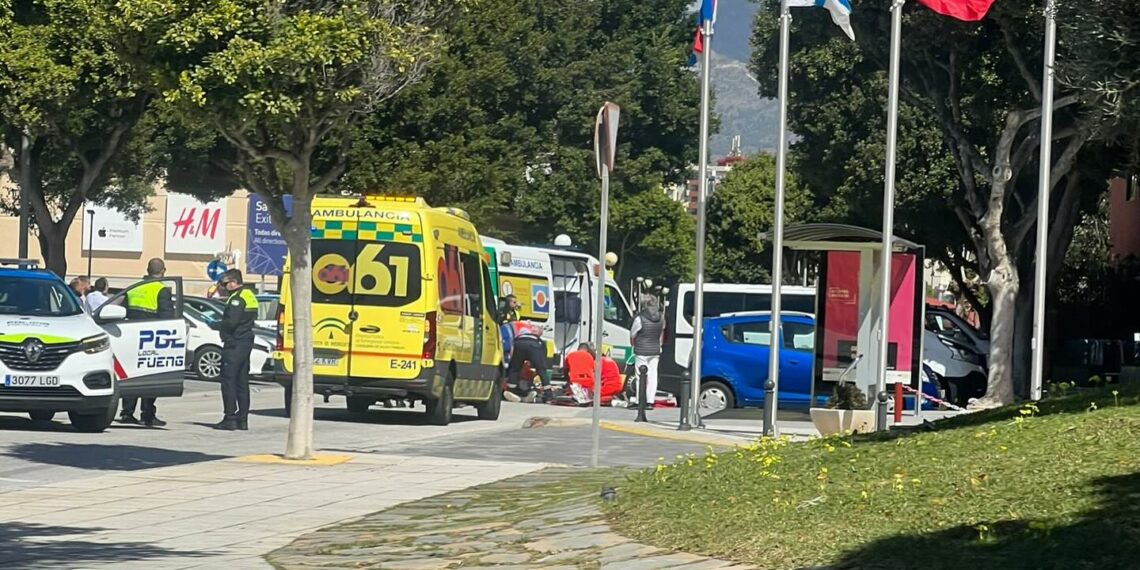 Un hombre trasladado al hospital tras haberle realizado el RCP después de una colisión con otro vehículo en Fuengirola