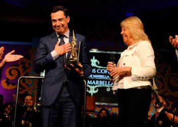 Juanma Moreno recibe en Marbella el título ‘Nazareno del Año de Honor’