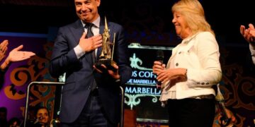 Juanma Moreno recibe en Marbella el título ‘Nazareno del Año de Honor’
